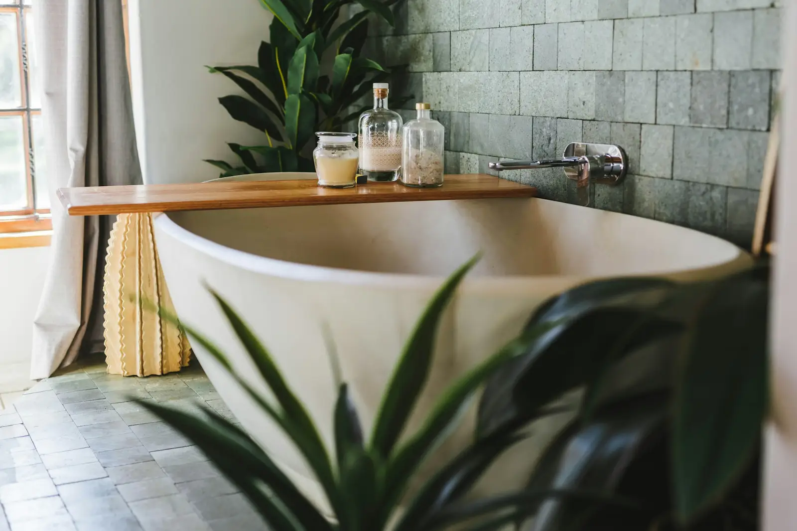 Salle de bain lumineuse avec des plantes