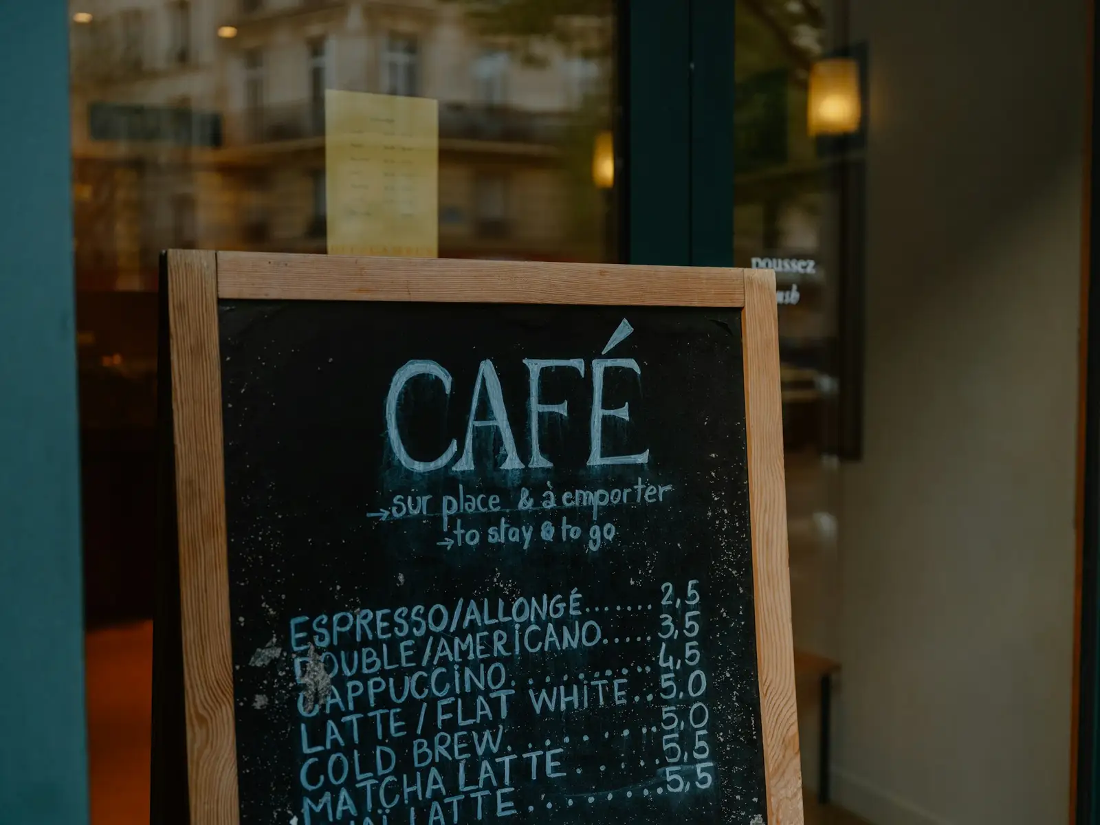 Ardoise d’un café avec la liste des boissons