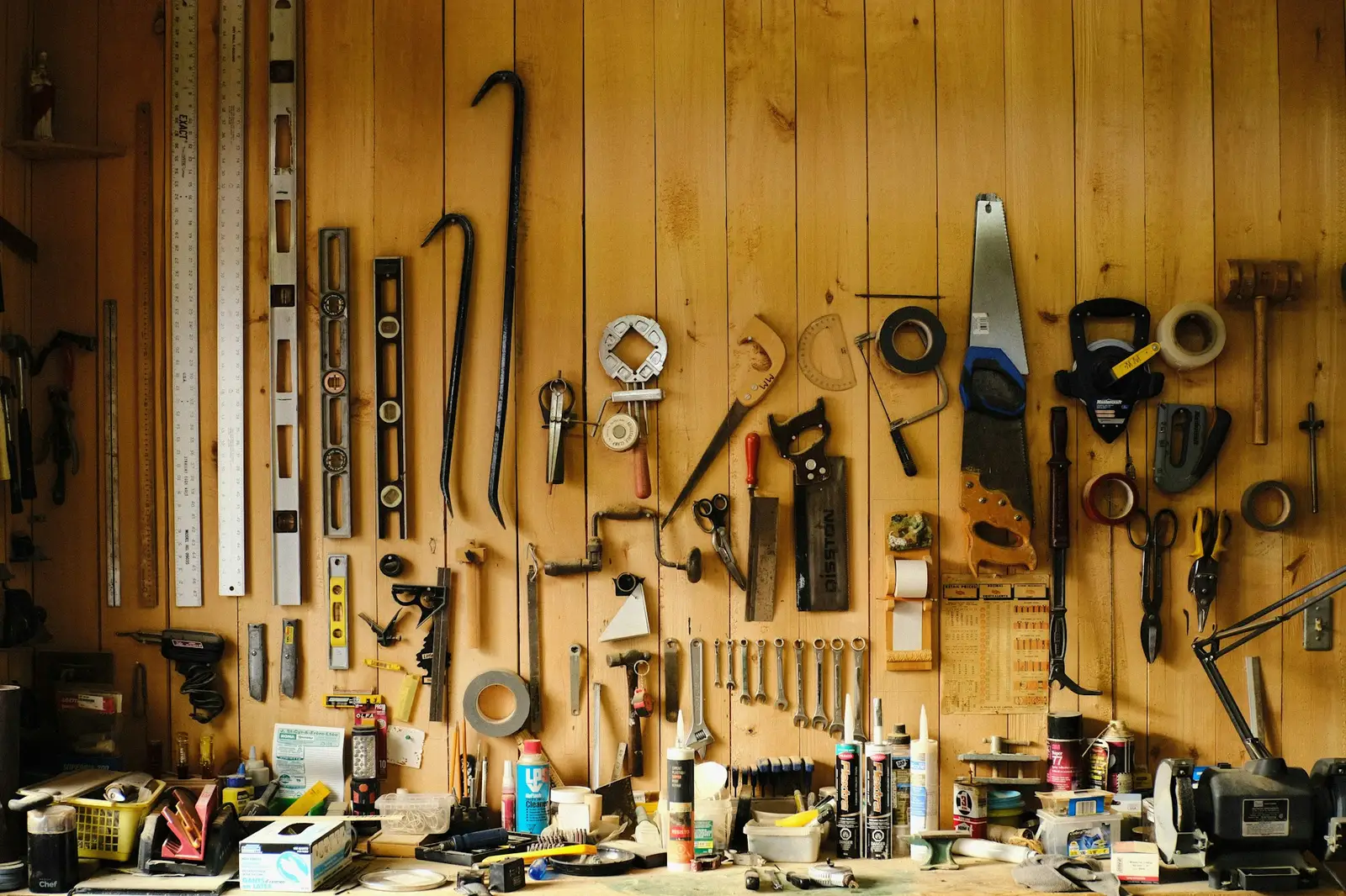 Outils accrochés au mur d’un atelier