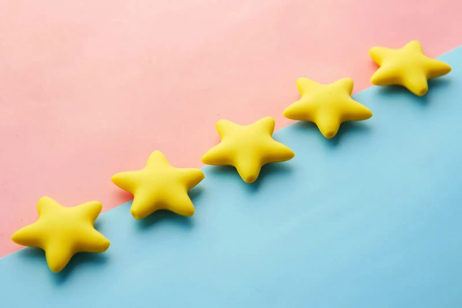 Cinq étoiles jaunes sur un fond pastel