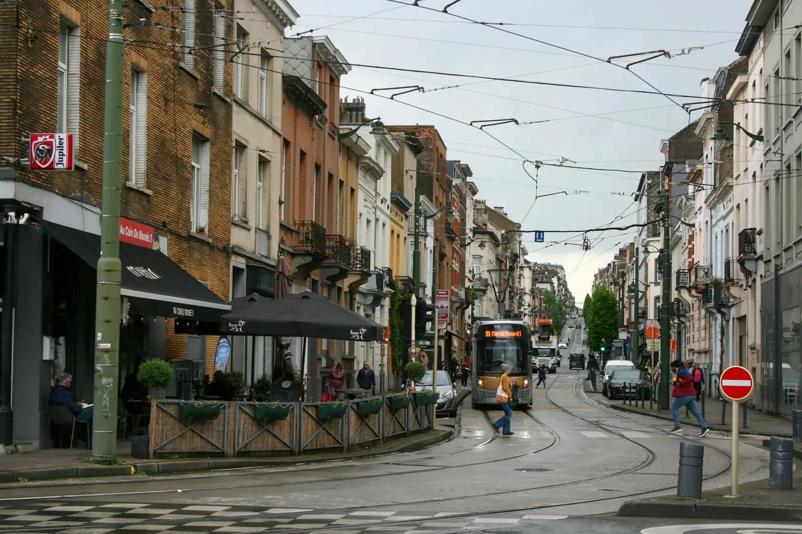Rue bruxelloise avec un tram