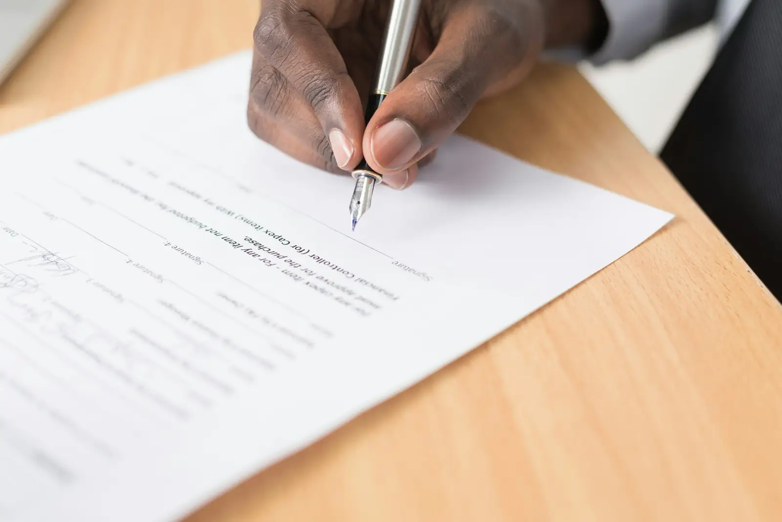Contrat et stylo posés sur un bureau