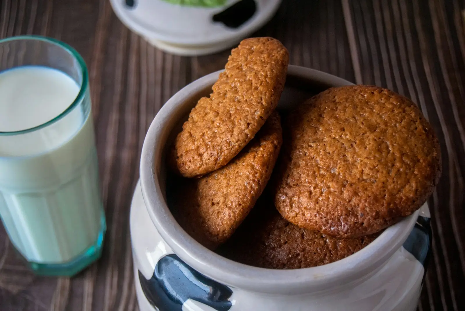 Pot de biscuits sur une table