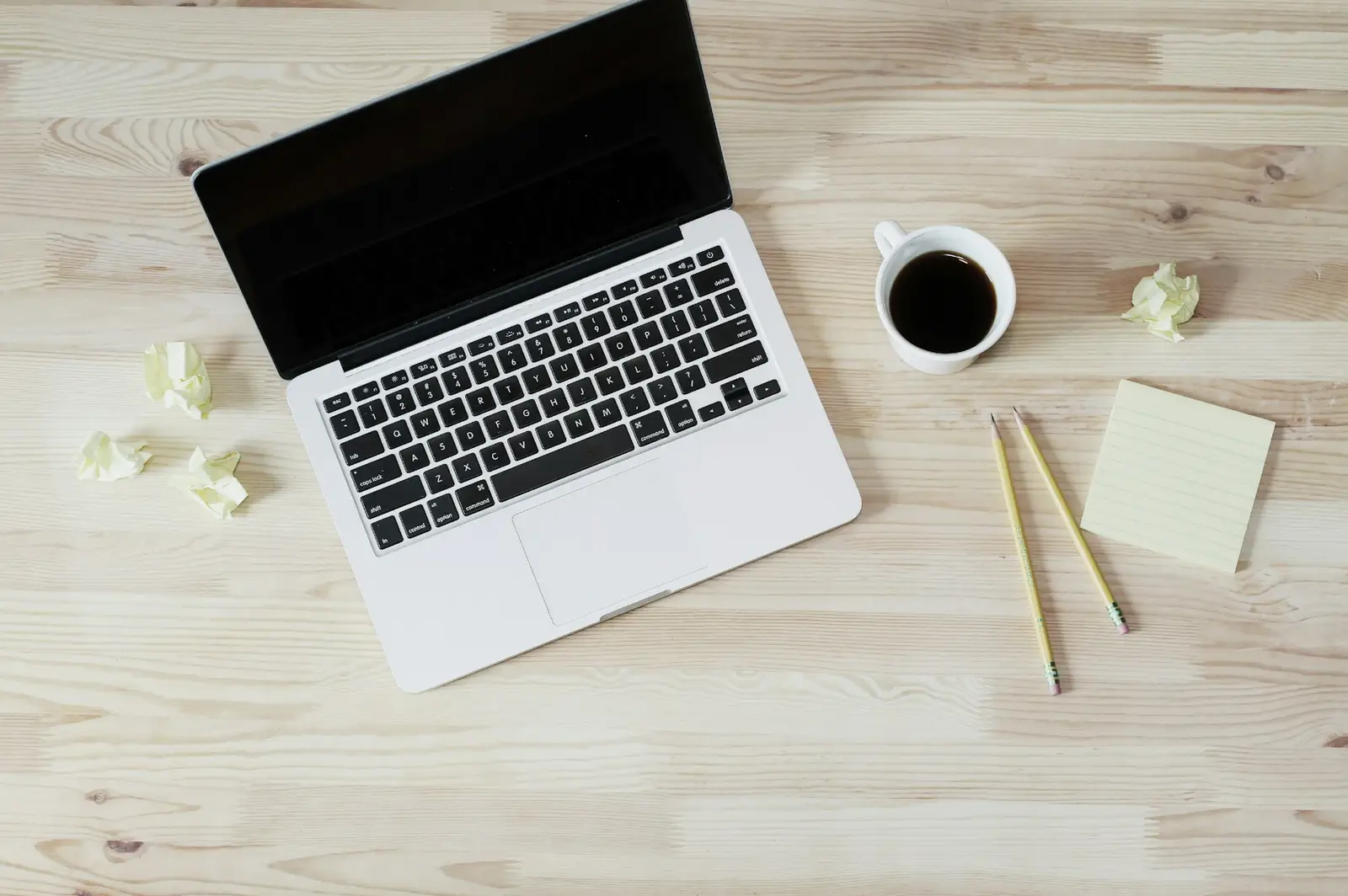 Ordinateur portable et café sur une table en bois
