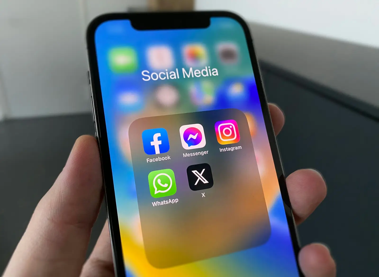Téléphone affichant des applications de réseaux sociaux
