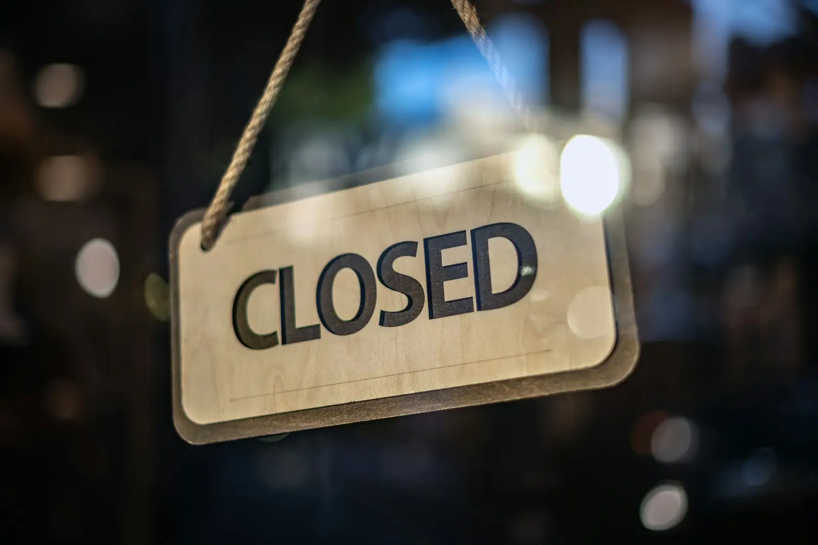 Pancarte « fermé » suspendue à une porte