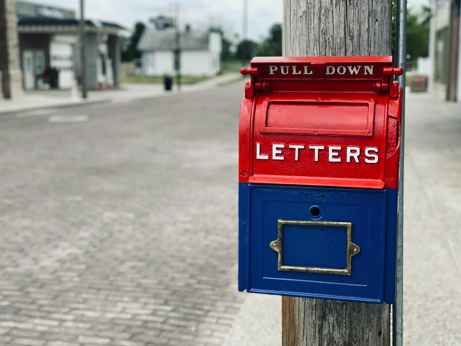 Boîte aux lettres rouge et bleue