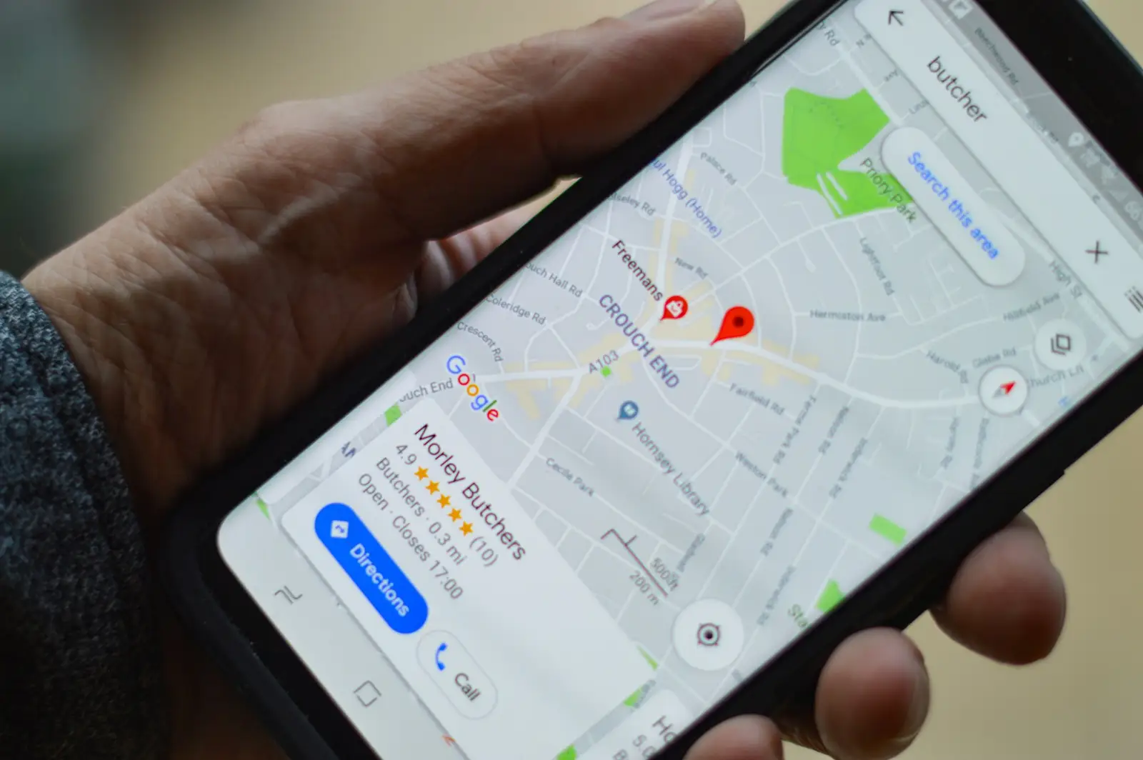 Téléphone affichant une carte avec un itinéraire