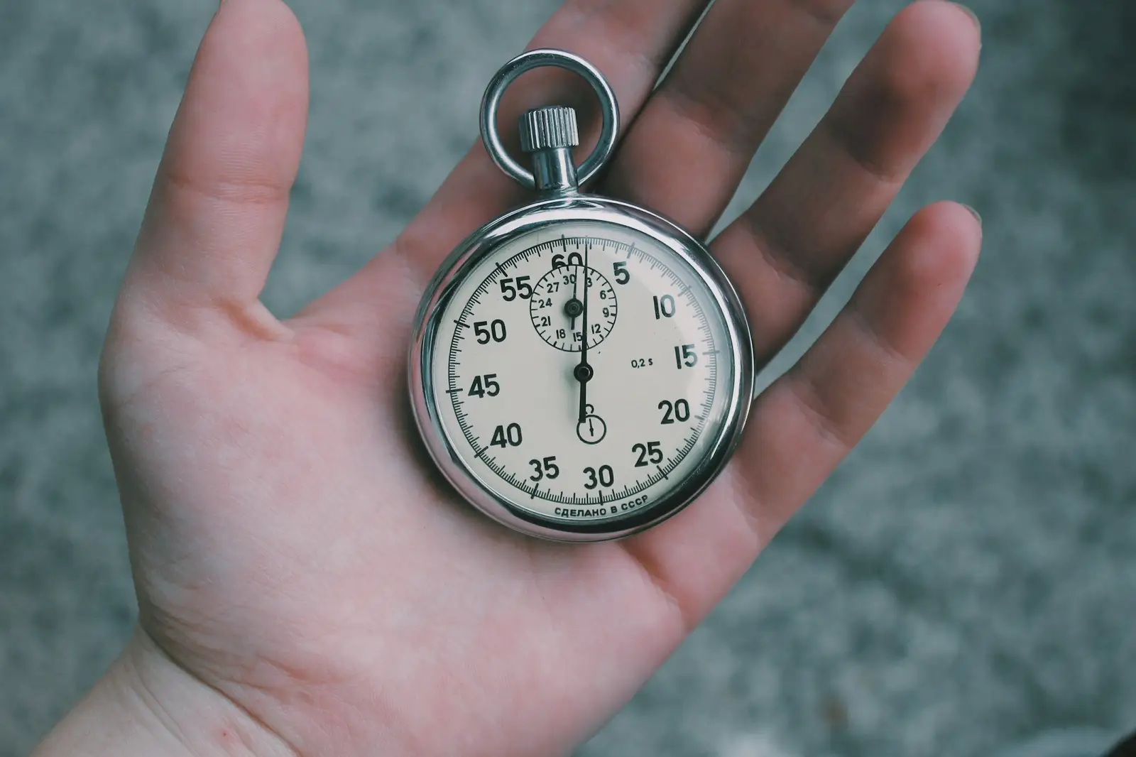 Chronomètre tenu dans la main