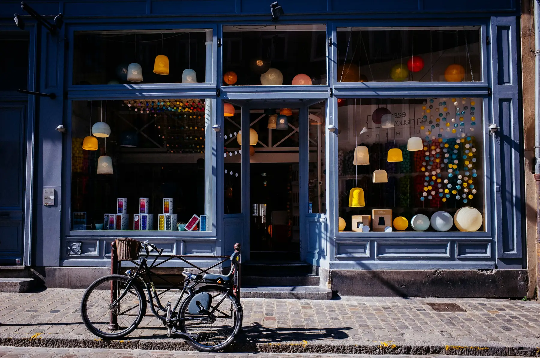 Devanture d’une boutique, vélos garés devant la vitrine