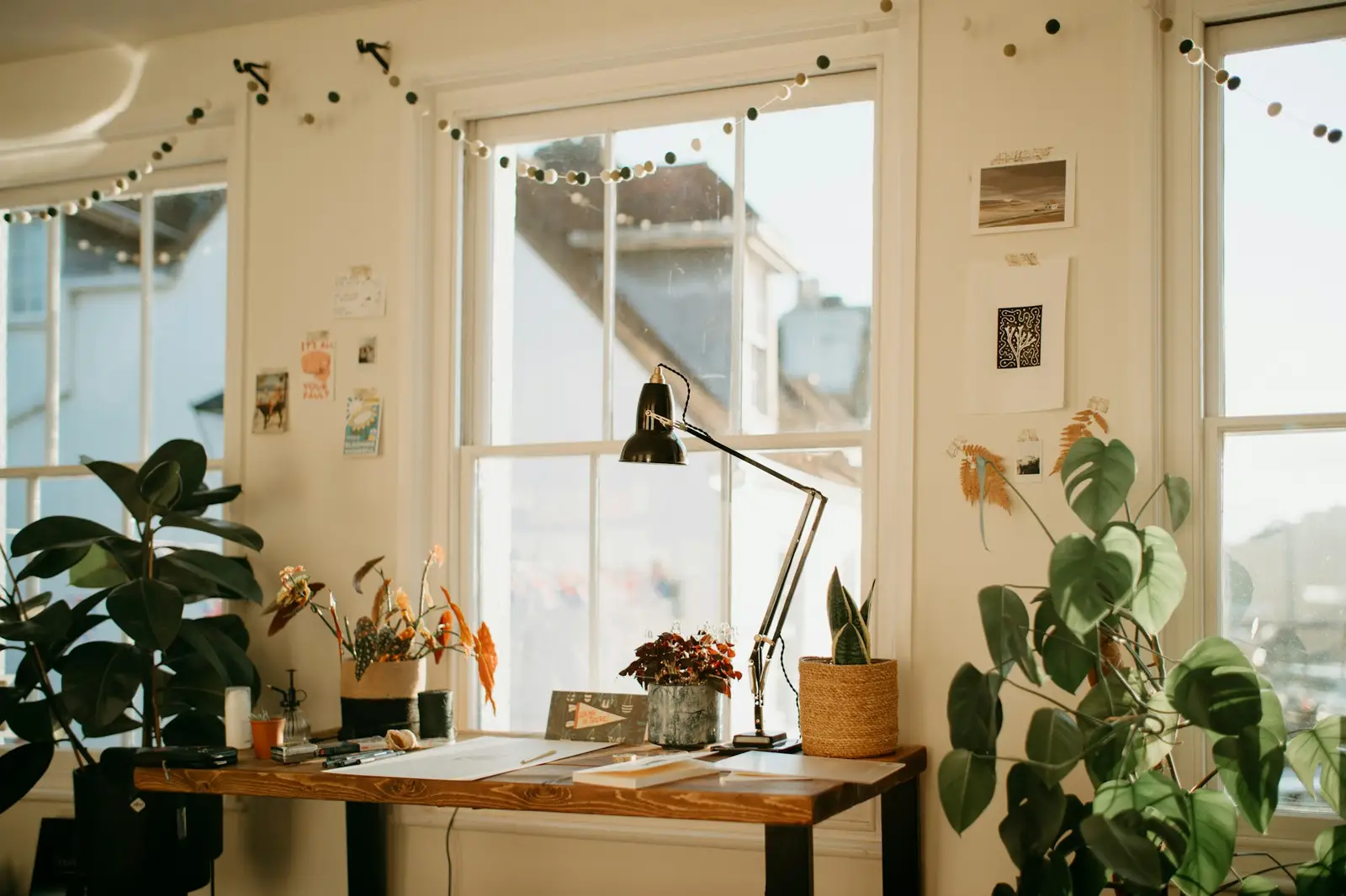 Bureau à la maison près d’une fenêtre