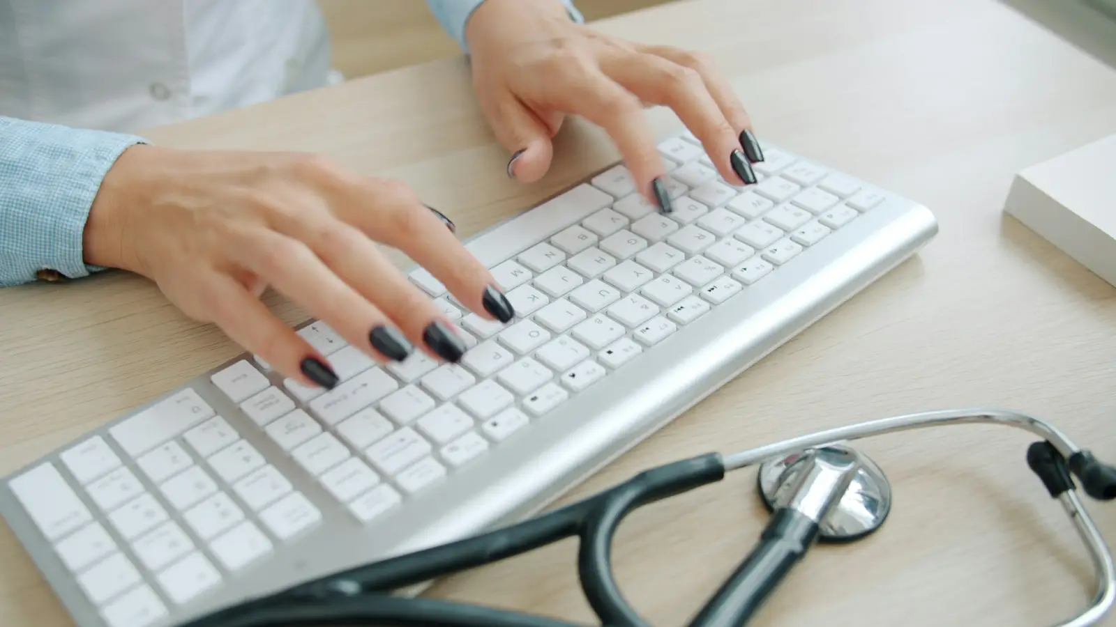 Stéthoscope posé à côté d’un clavier