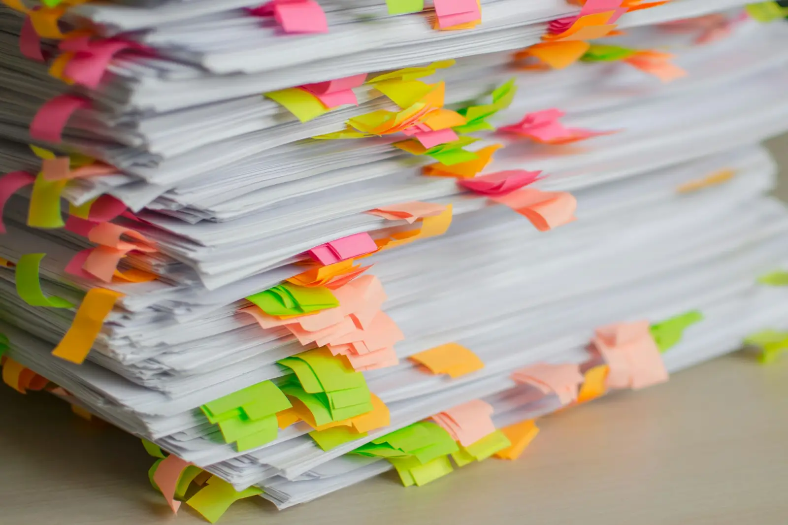 Pile de documents avec des marque-pages colorés