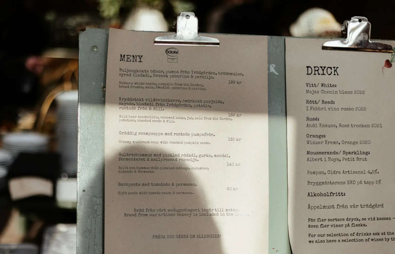 Menu de restaurant posé sur une table