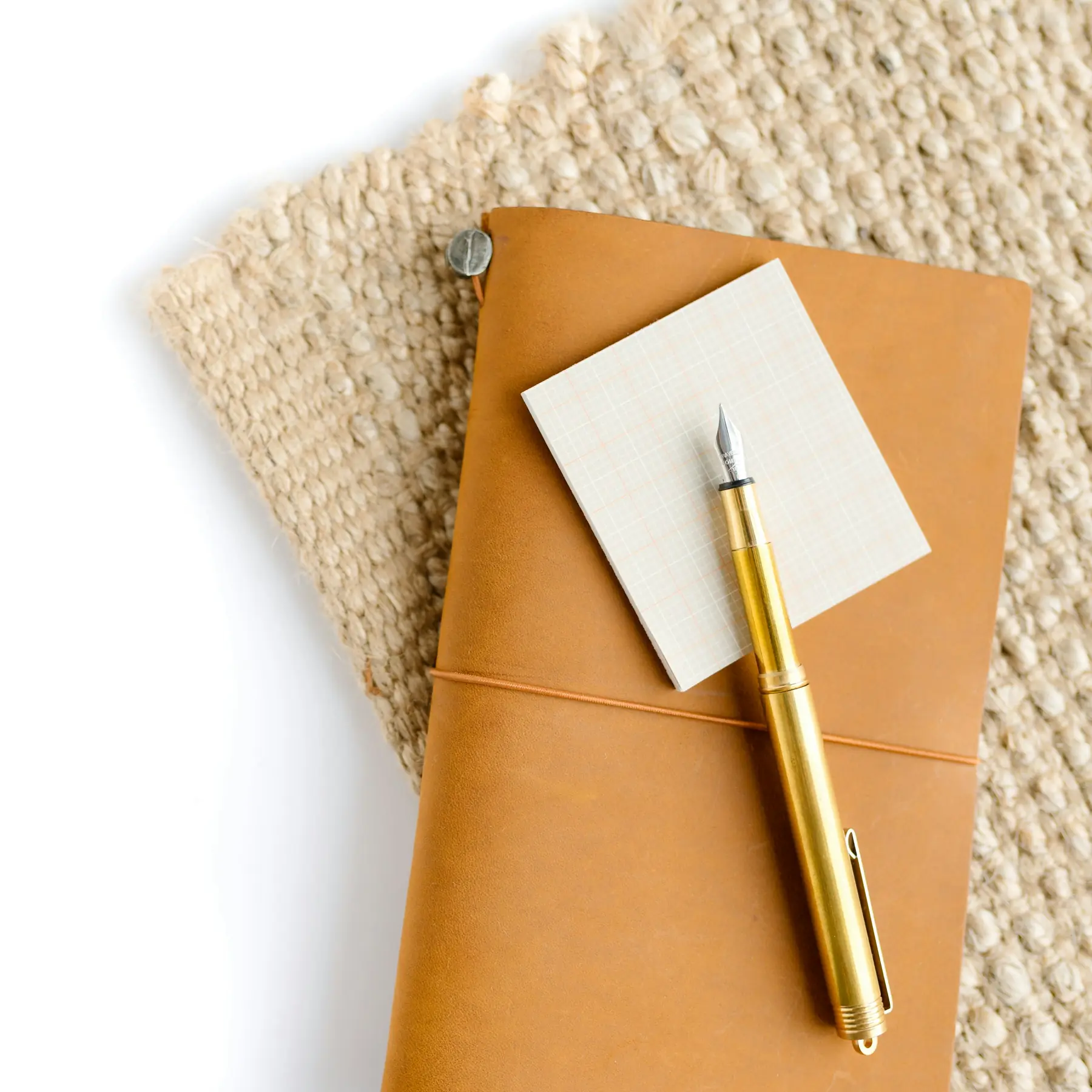 Carnet en cuir et stylo doré