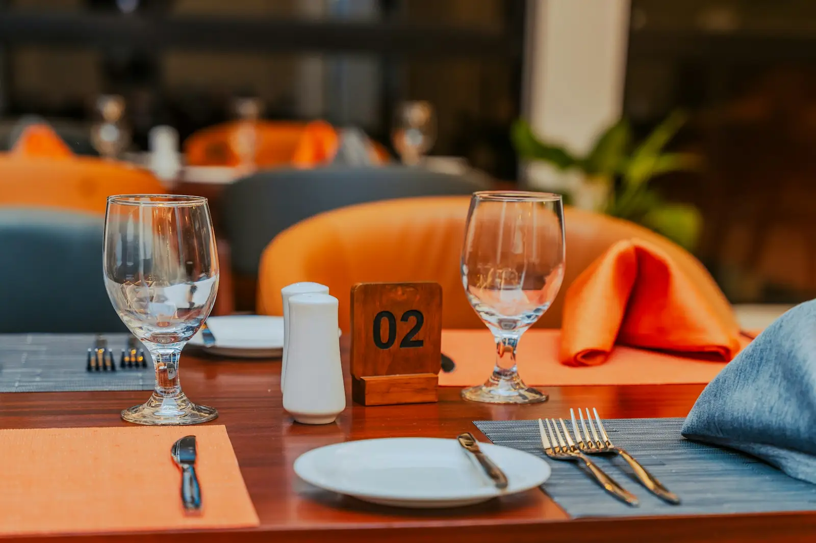 Table de restaurant dressée avec un numéro