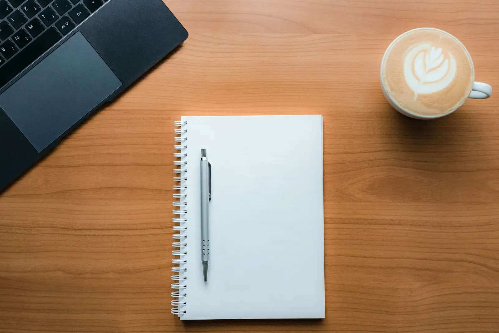 Carnet, stylo et café sur une table en bois