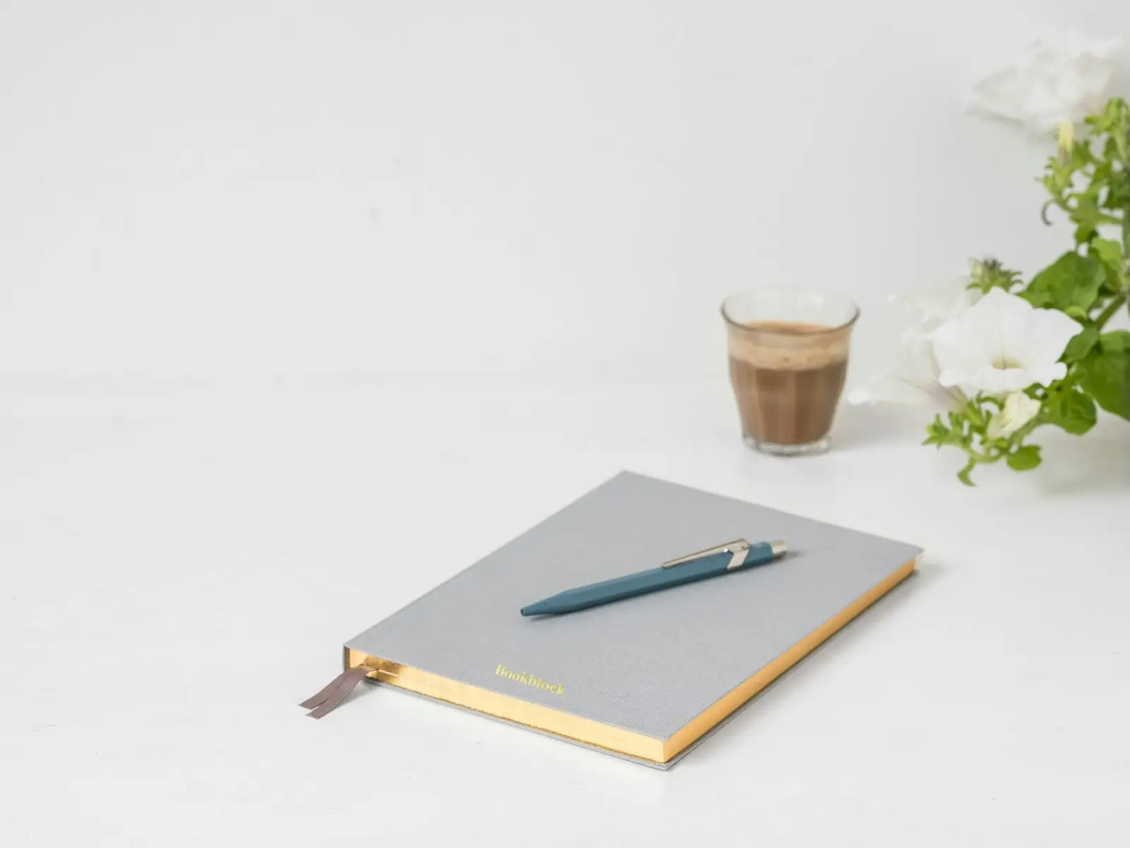 Carnet et stylo sur un bureau clair