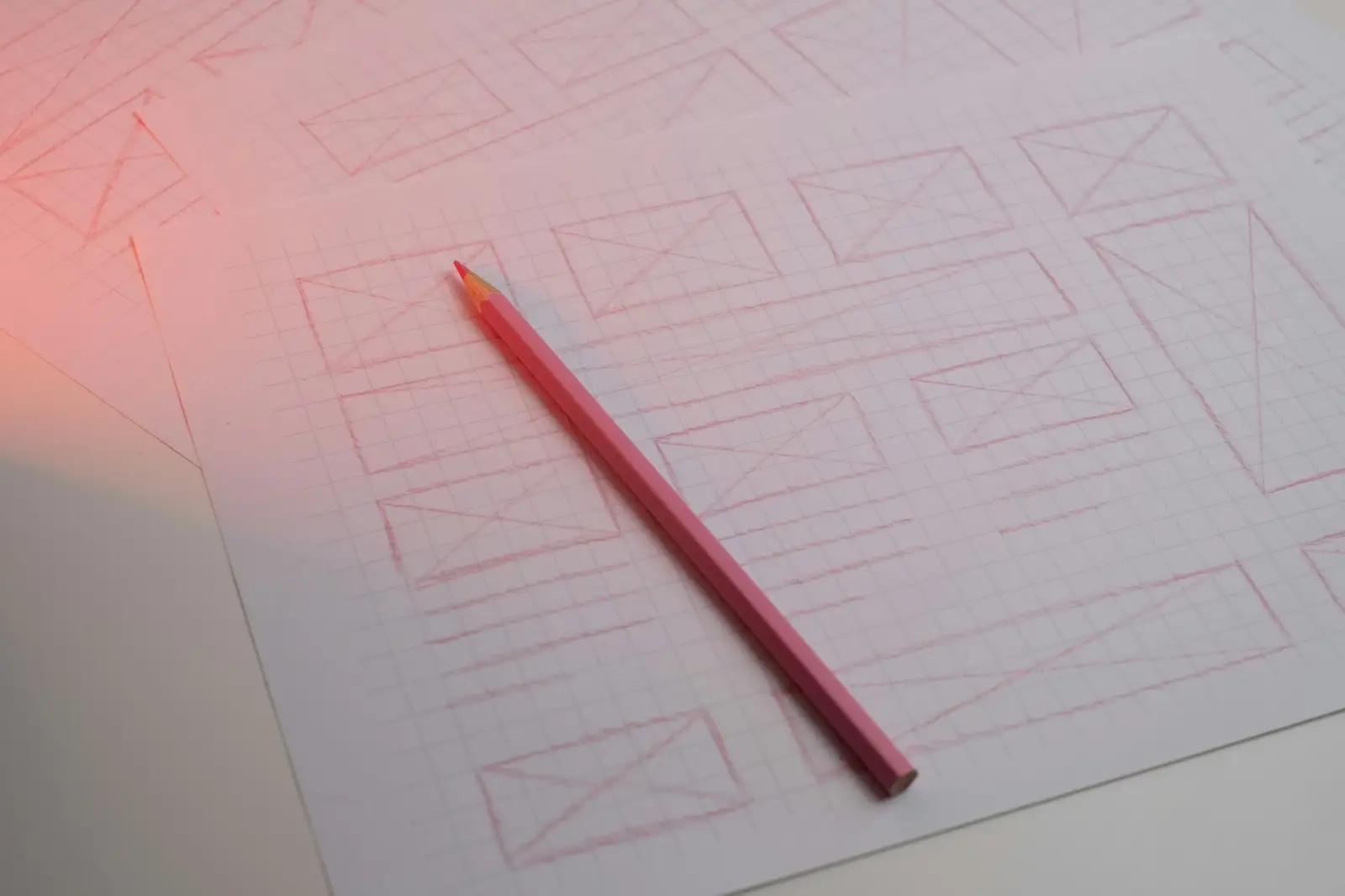 Croquis de maquettes de pages web au crayon