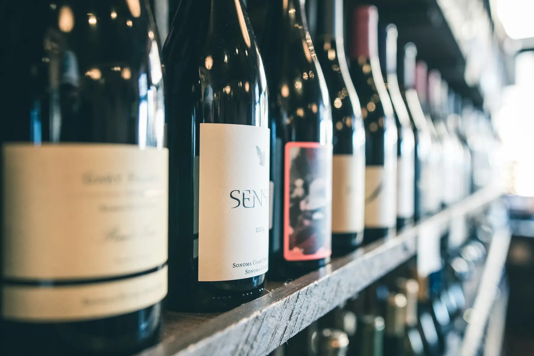 Bouteilles de vin alignées sur une étagère
