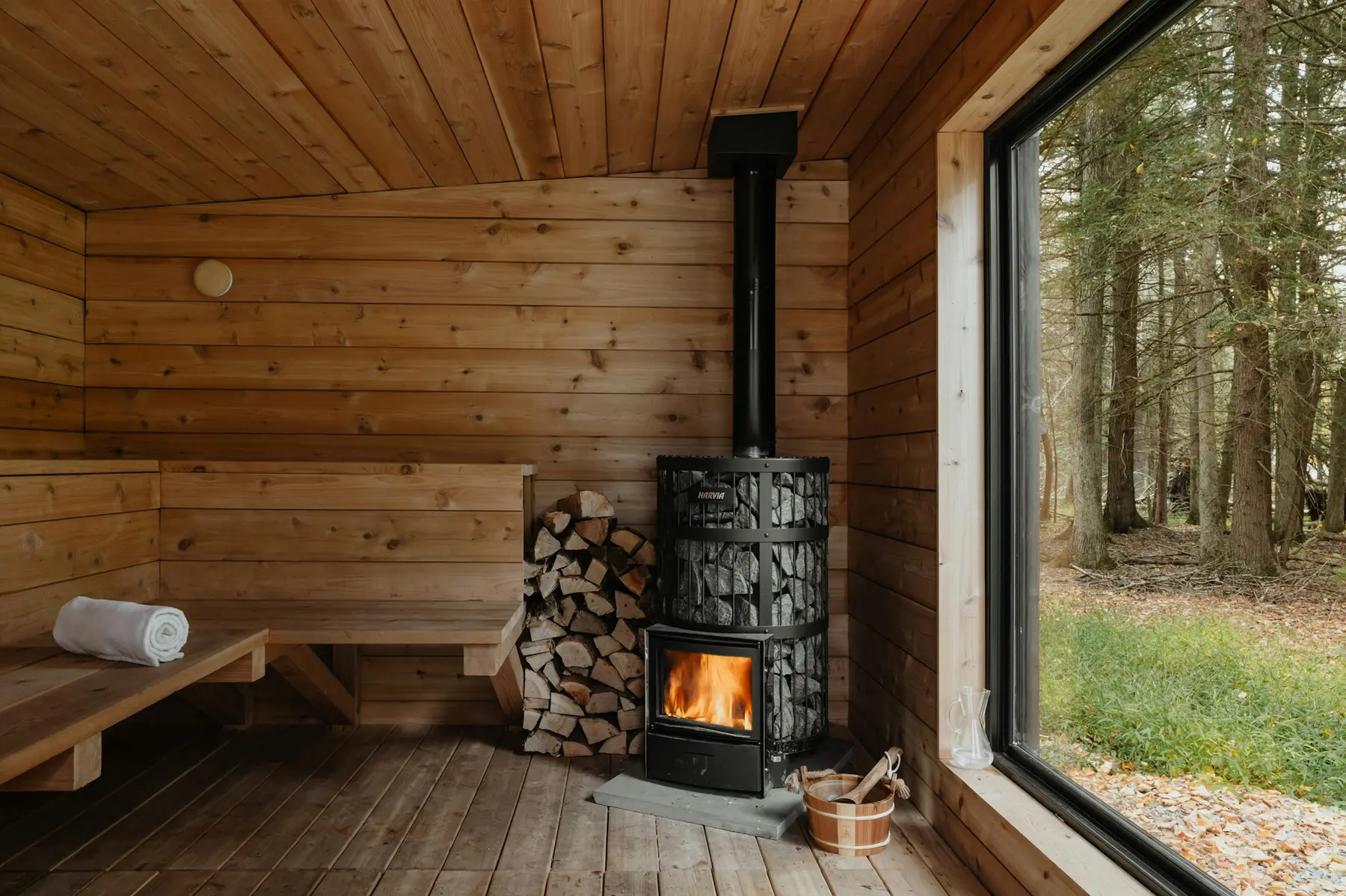 Chalet en bois avec poêle et vue sur la forêt