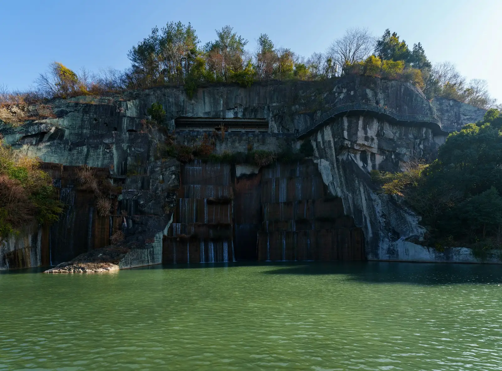 Ancienne carrière inondée au pied d’une falaise