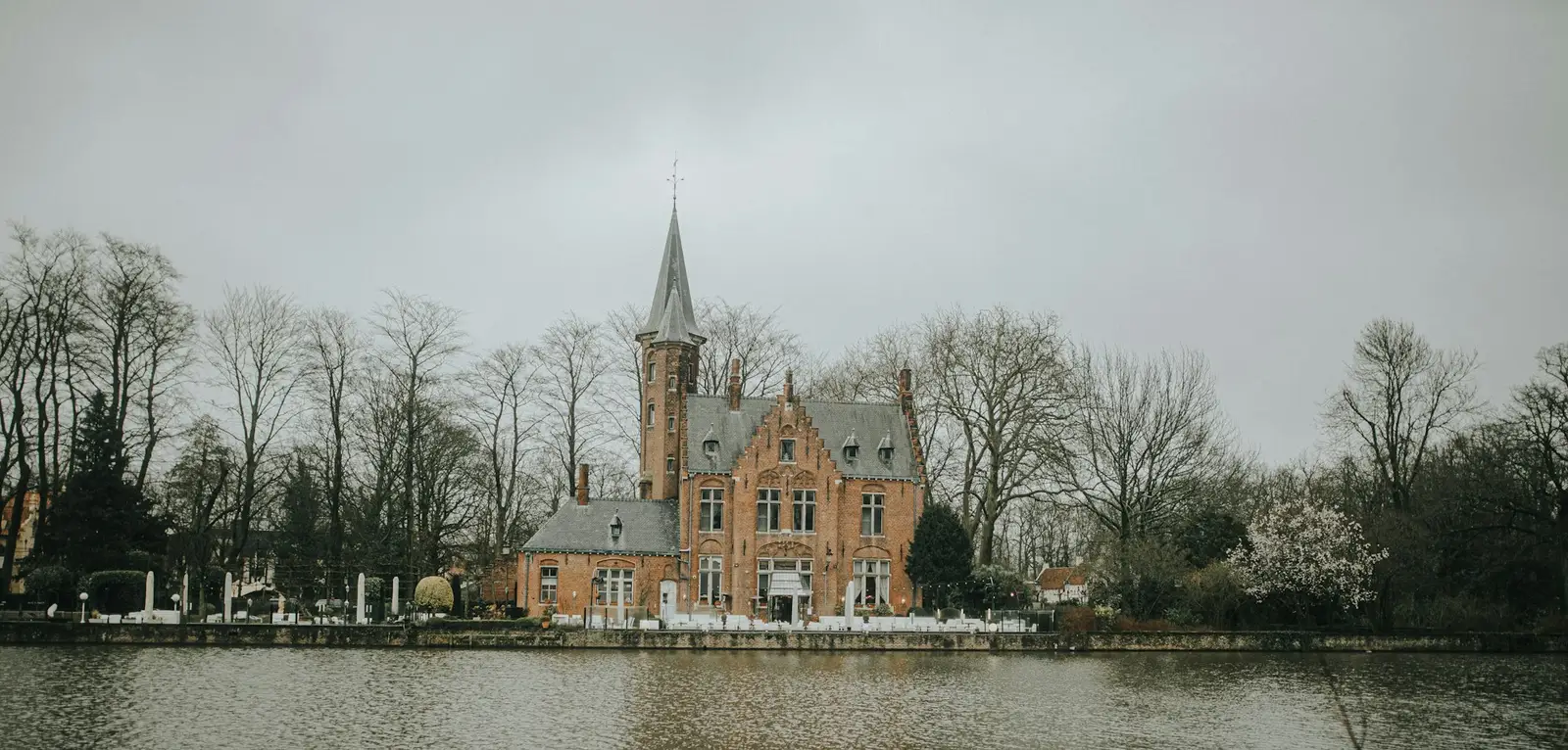 Château en briques au bord d’un étang