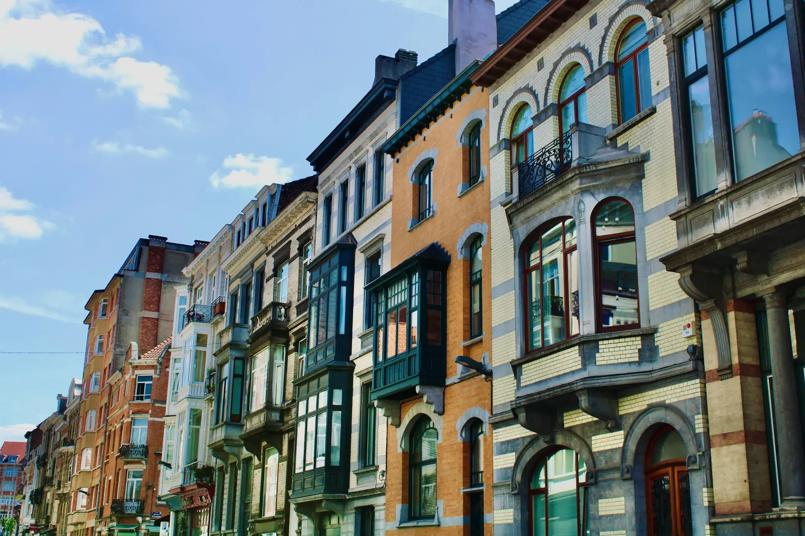 Façades colorées d’une rue bruxelloise