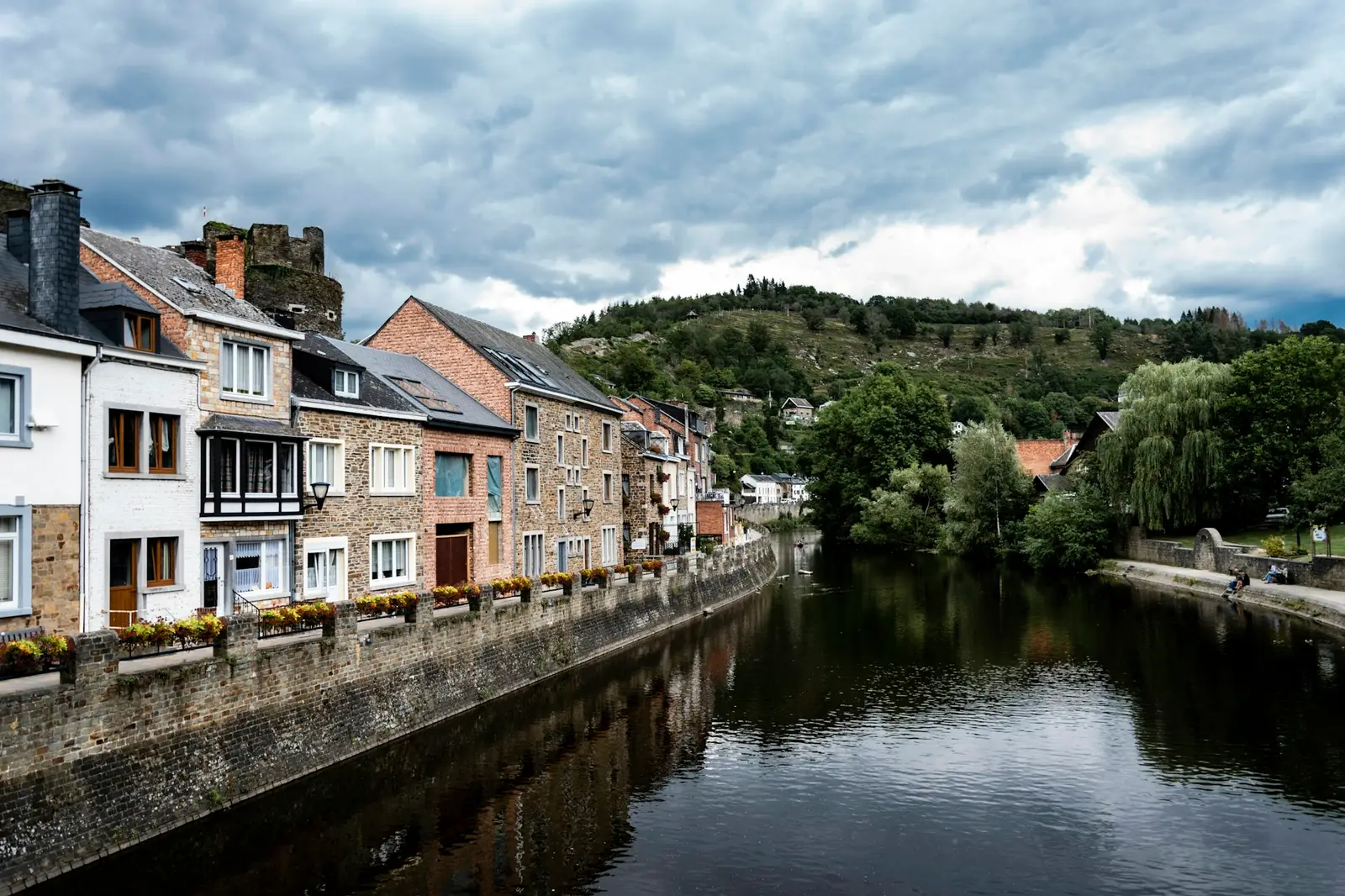 Rivière bordée de maisons anciennes