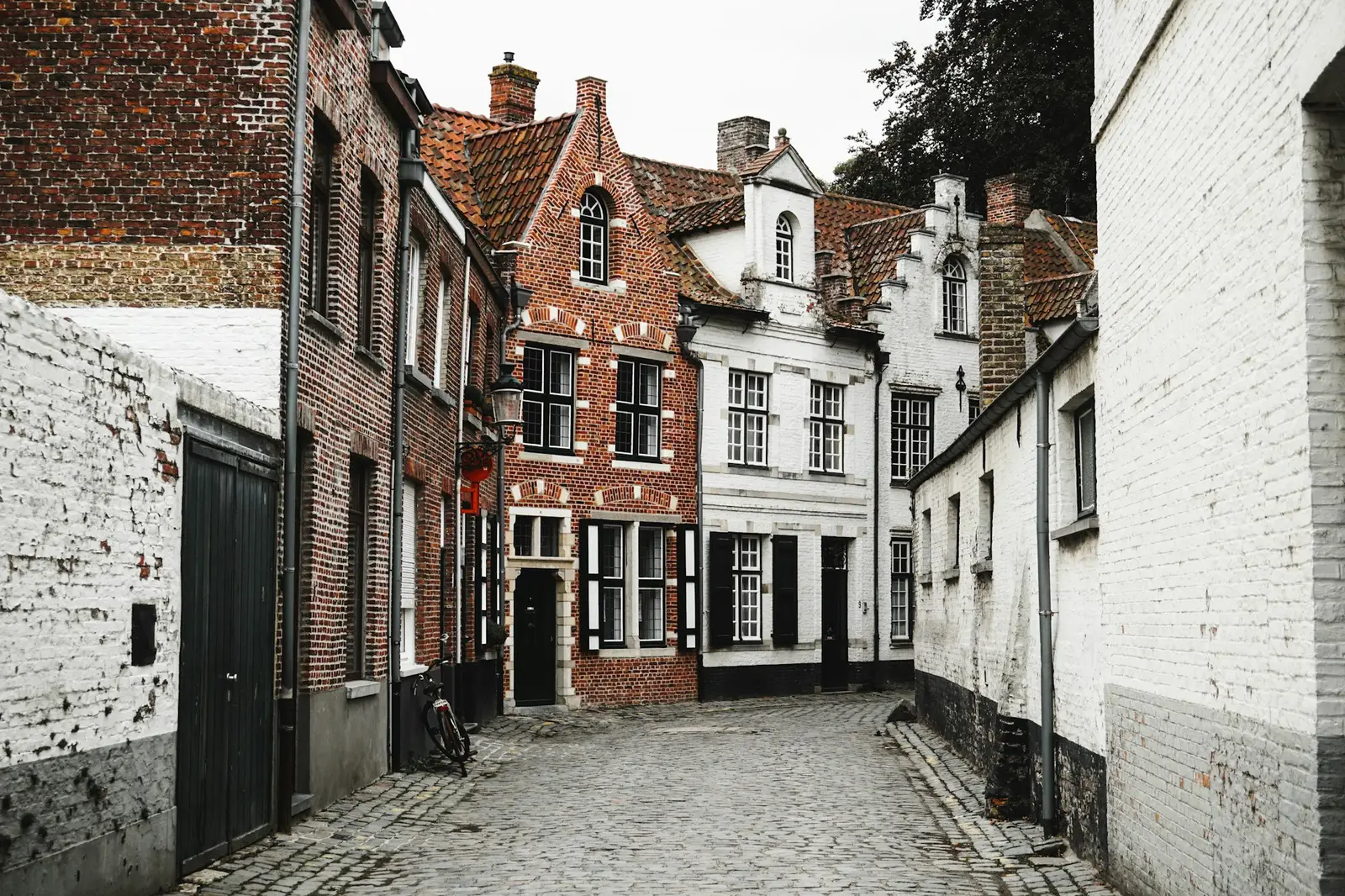 Ruelle pavée bordée de maisons en briques