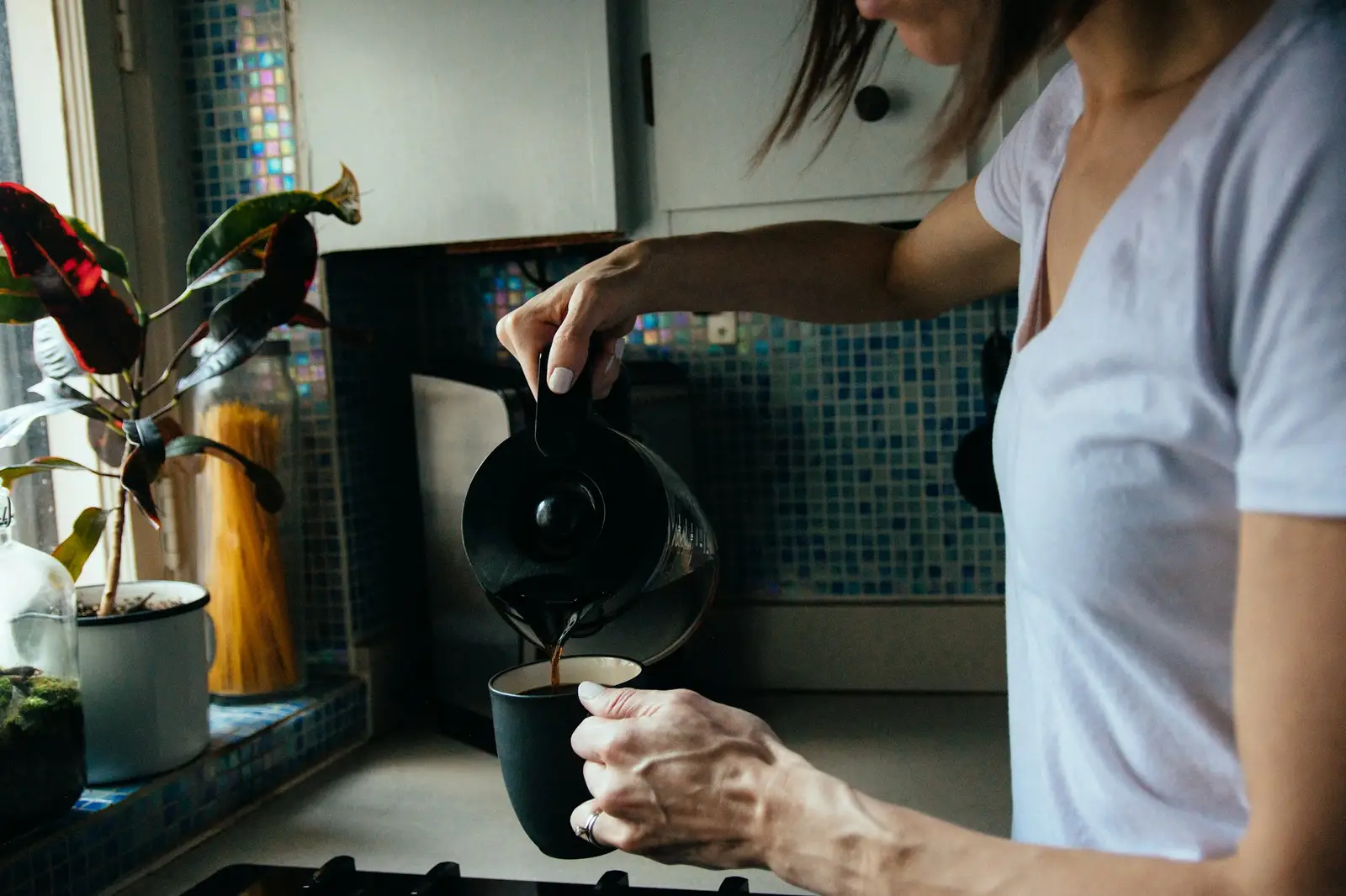 Personne qui verse le café, chez elle