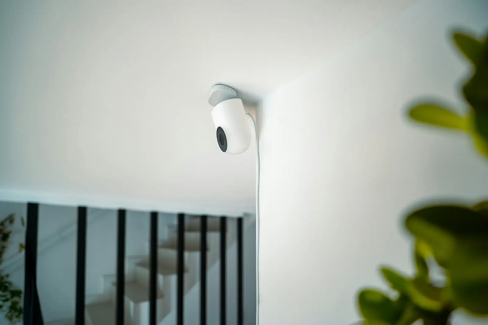 Caméra de surveillance fixée au mur