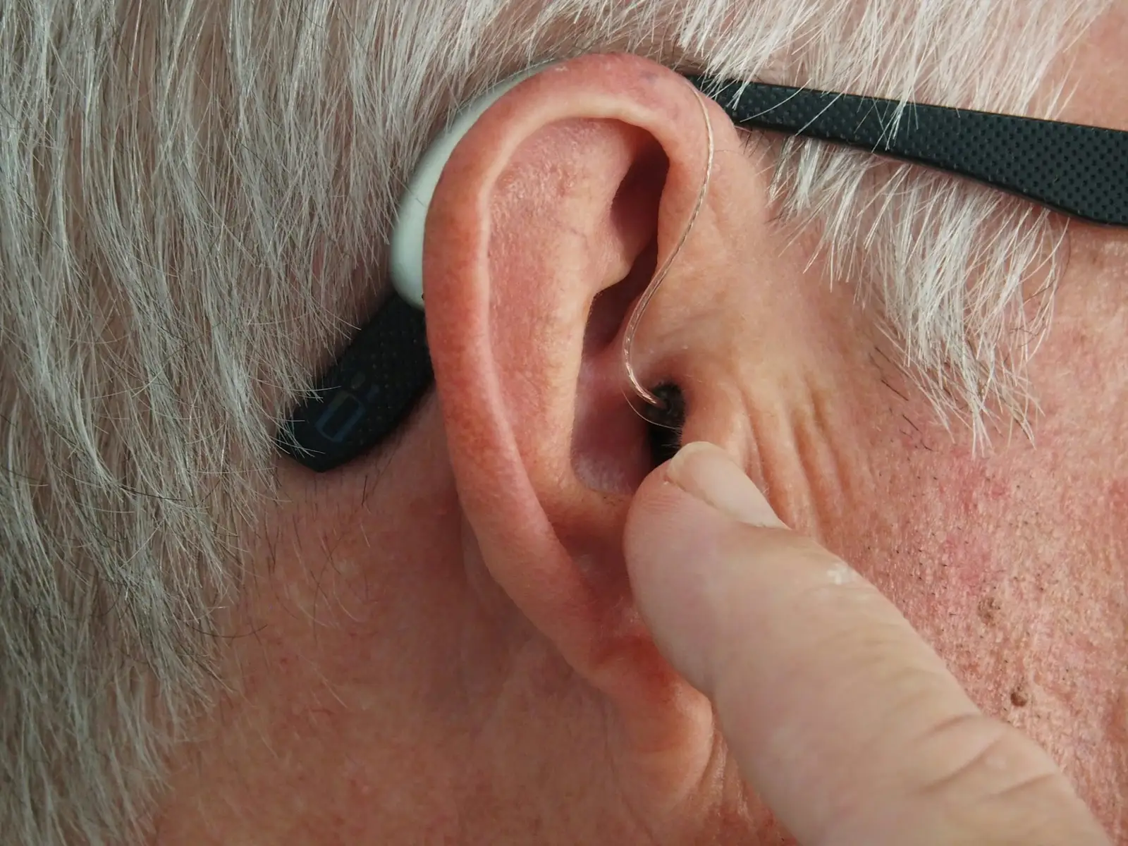 Appareil auditif derrière l’oreille