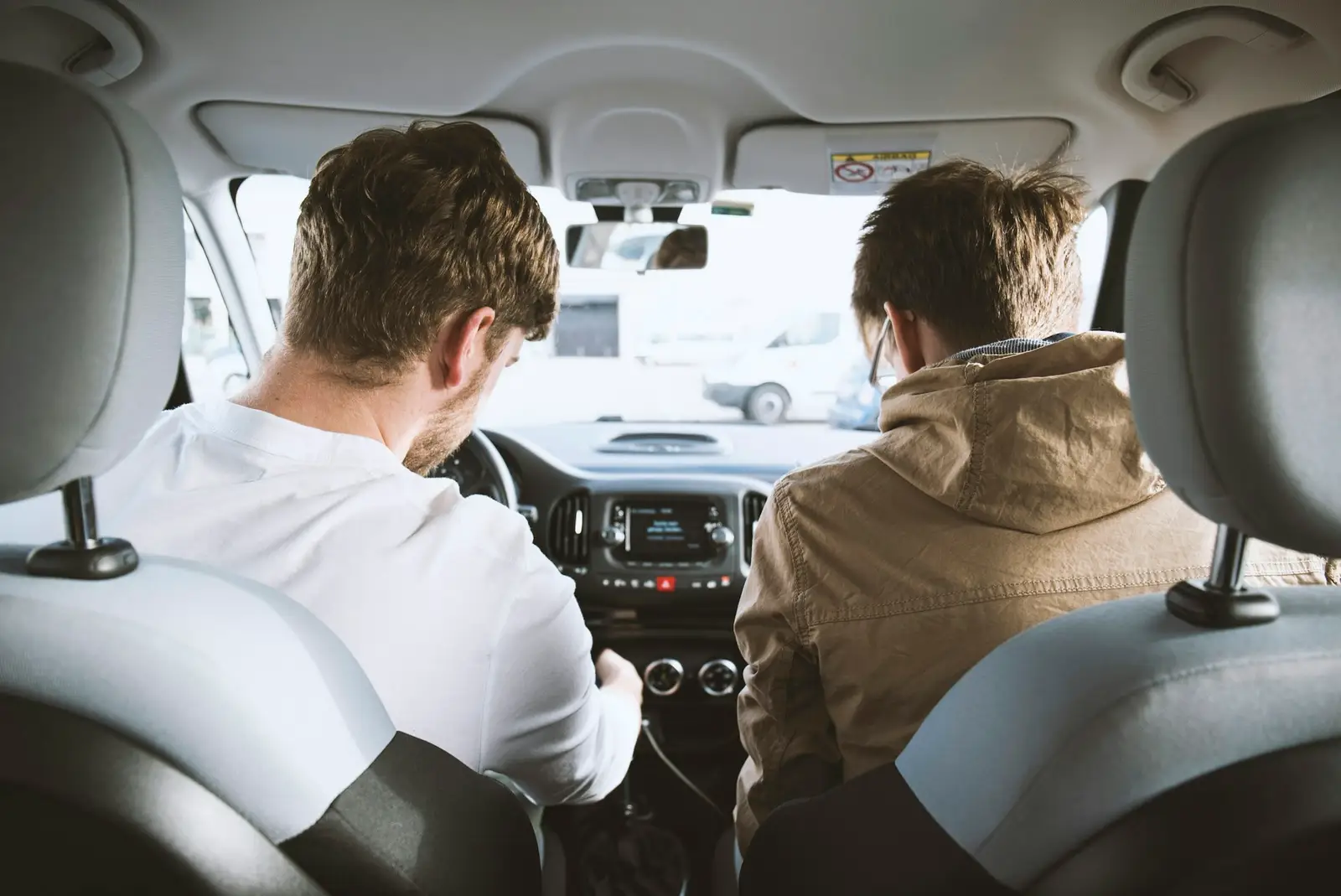 Moniteur et élève dans une voiture