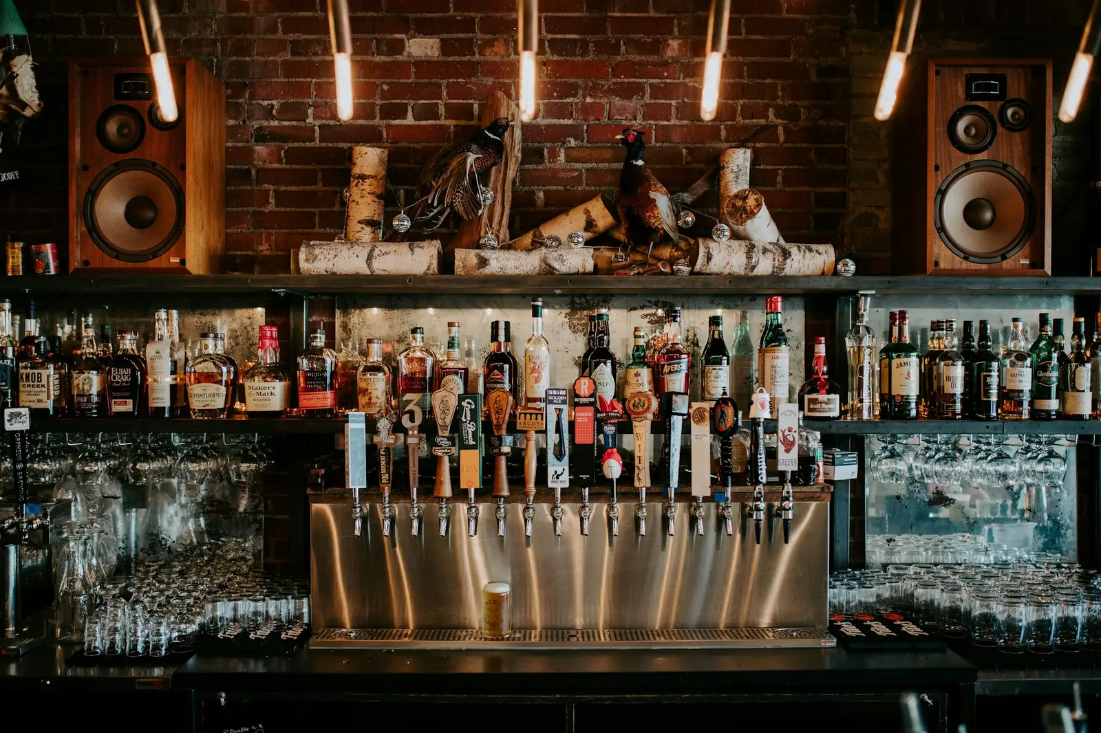 Comptoir de bar et ses bouteilles
