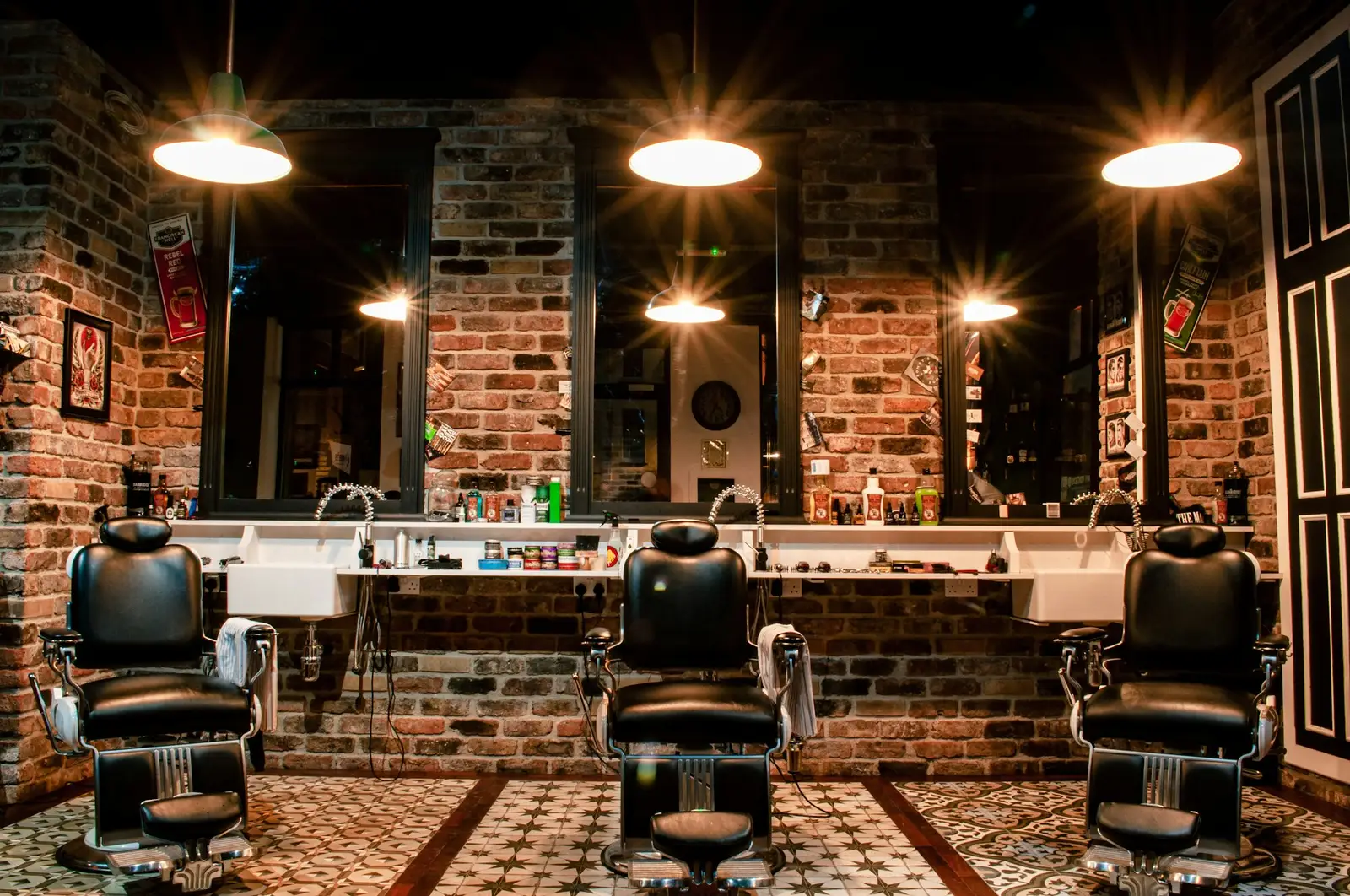 Intérieur d’un barbershop avec fauteuils