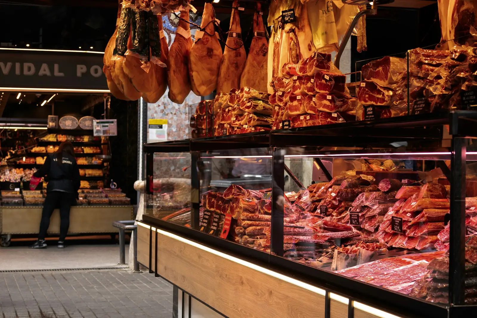 Vitrine et jambons suspendus dans une boucherie