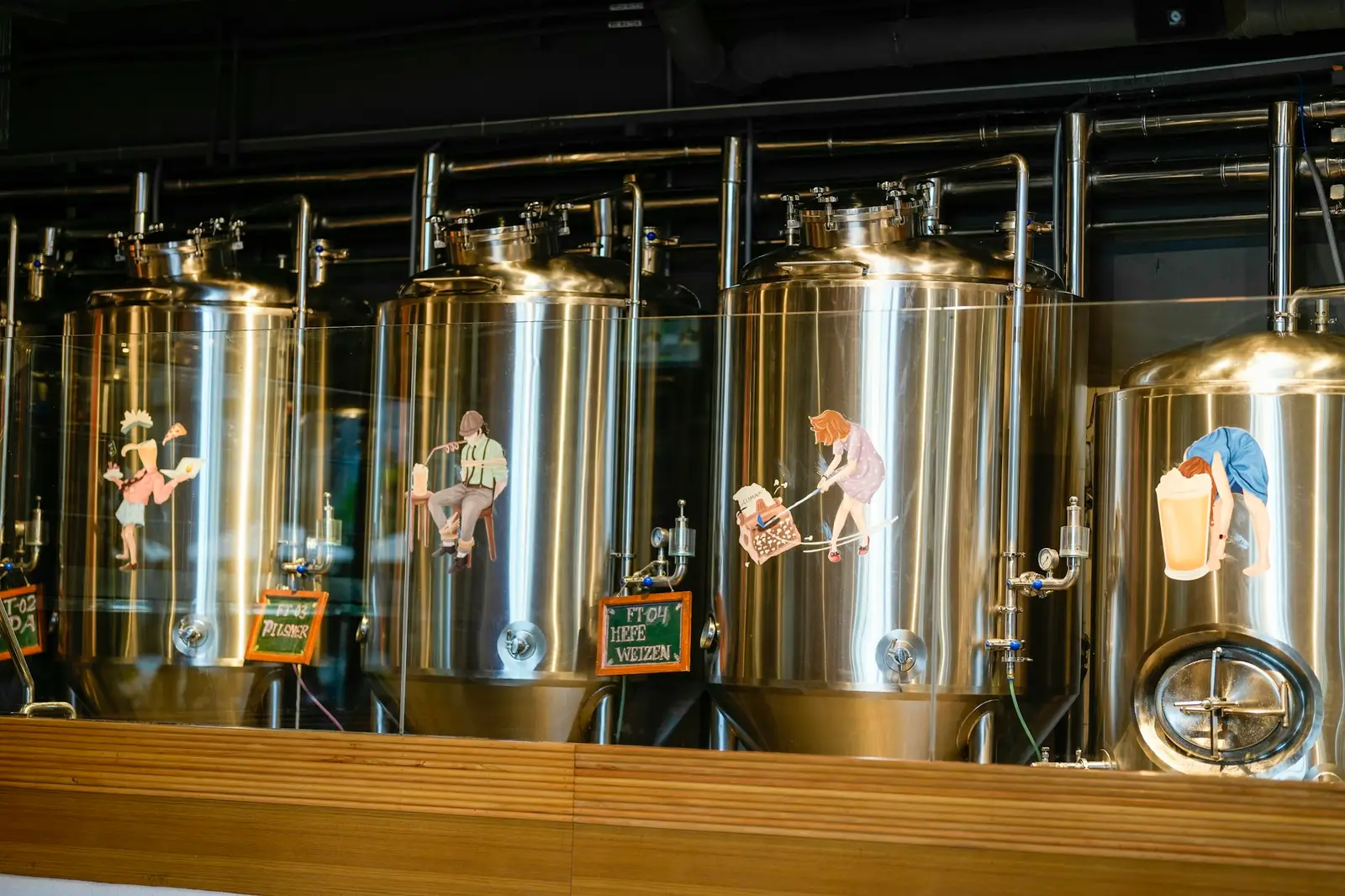 Cuves de fermentation en inox dans une brasserie