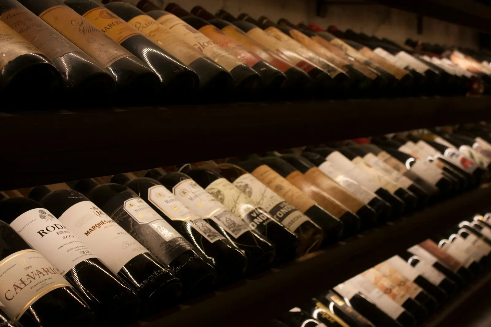 Bouteilles de vin couchées dans une cave