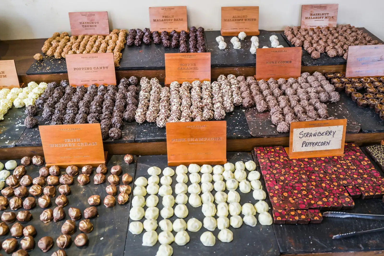 Étal de truffes et de chocolats artisanaux