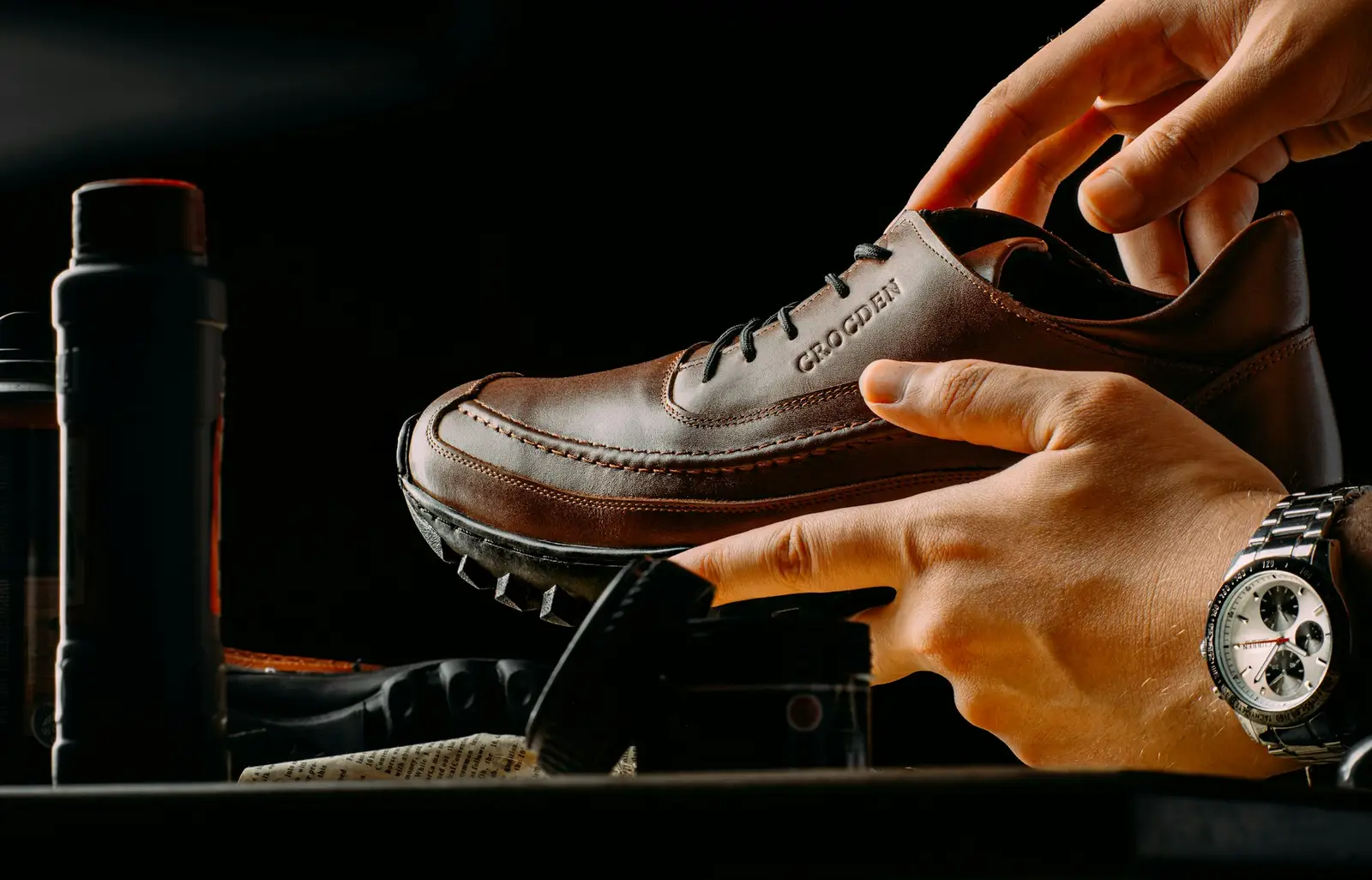 Artisan qui examine une chaussure en cuir