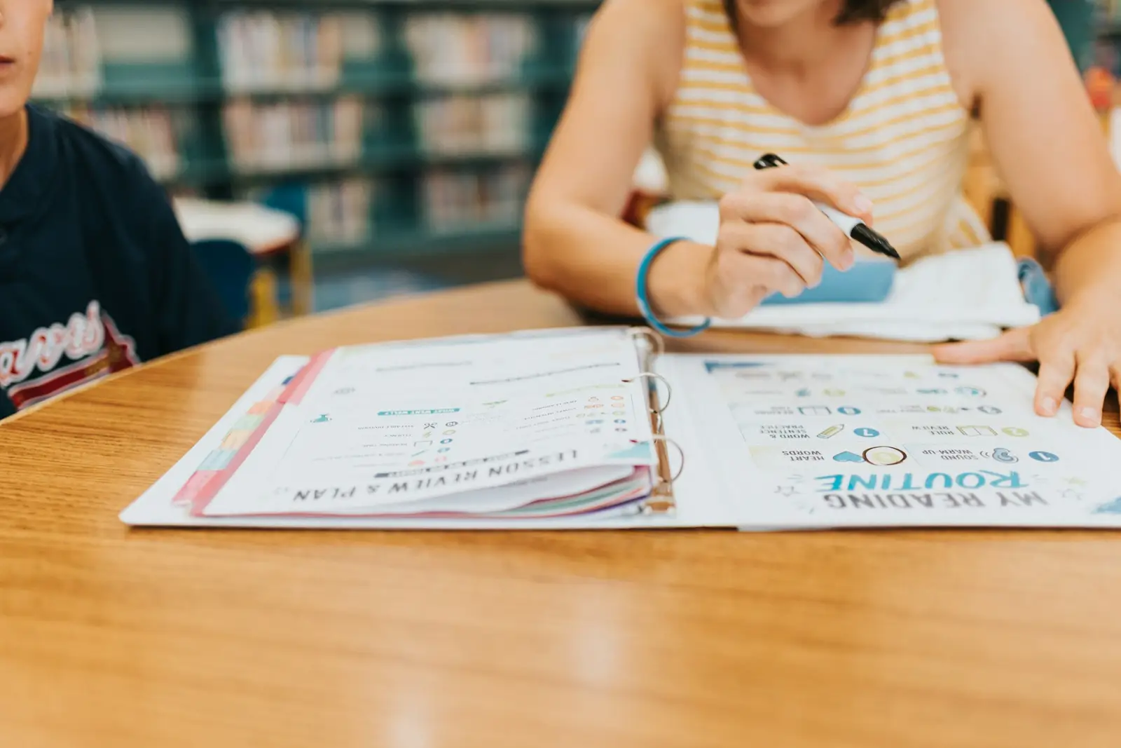 Élève qui écrit dans un classeur