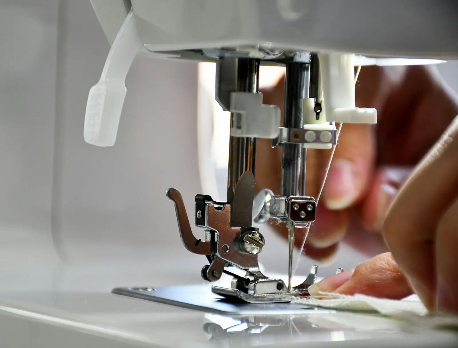 Couturière à sa machine à coudre
