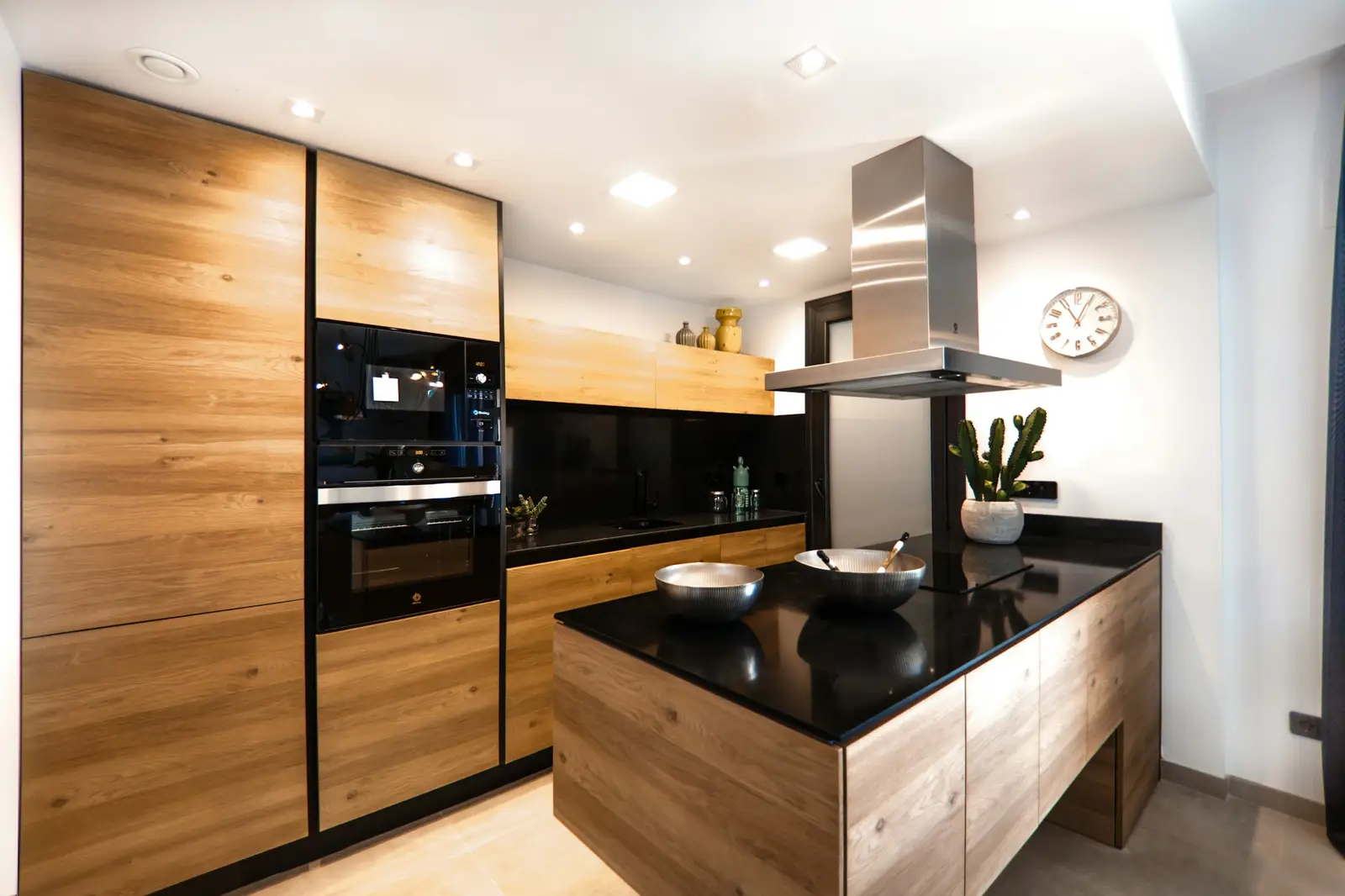 Cuisine équipée en bois et noir