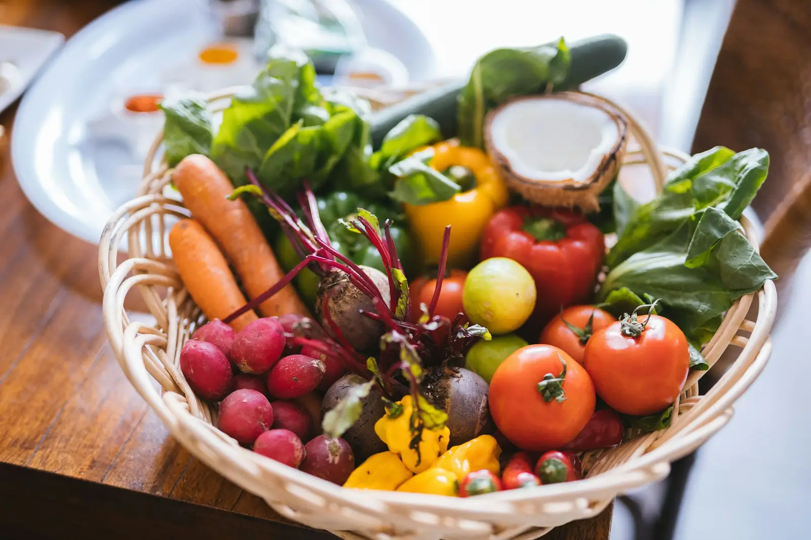 Panier de légumes et de fruits frais