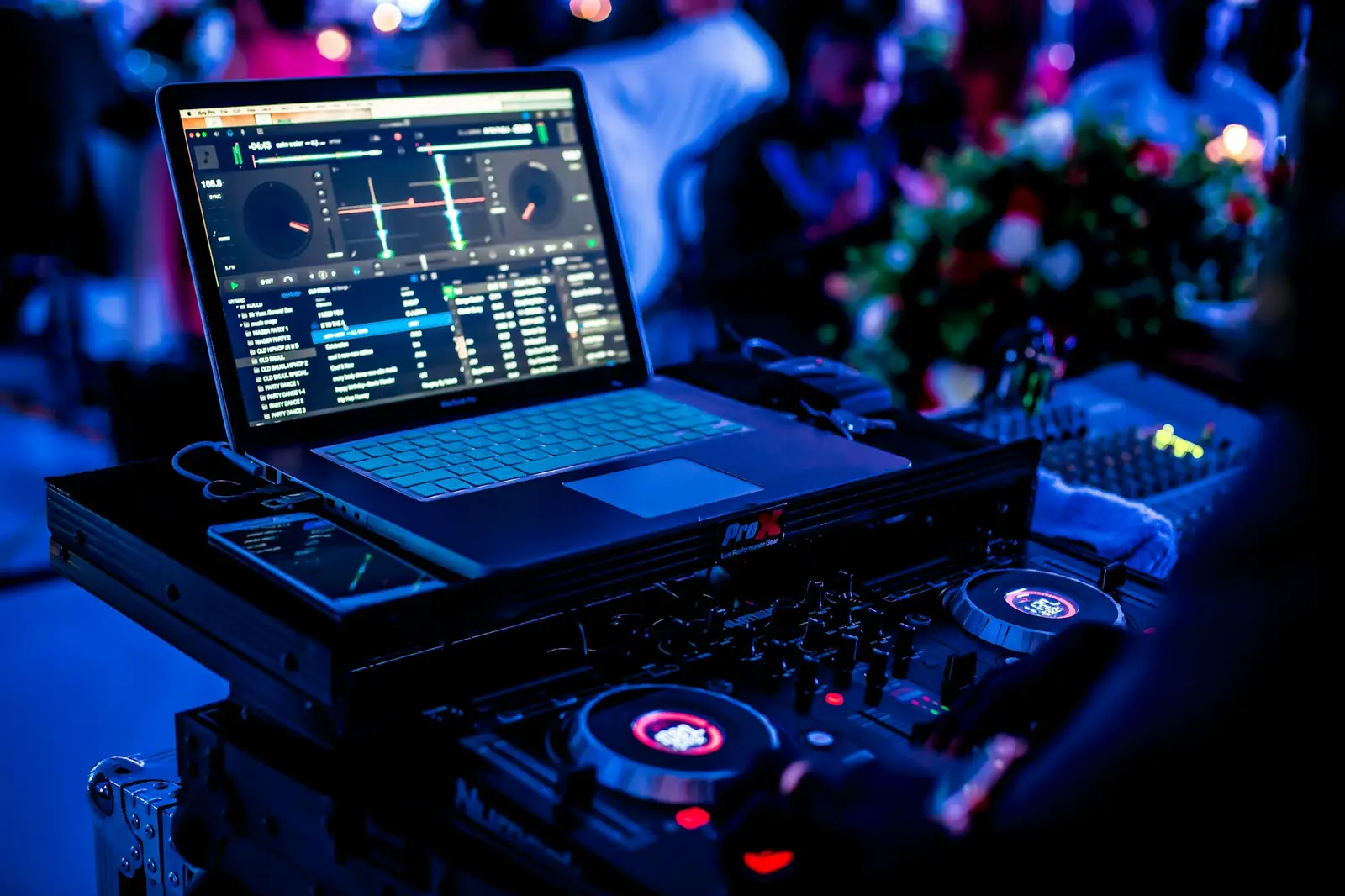 Table de mixage de DJ allumée