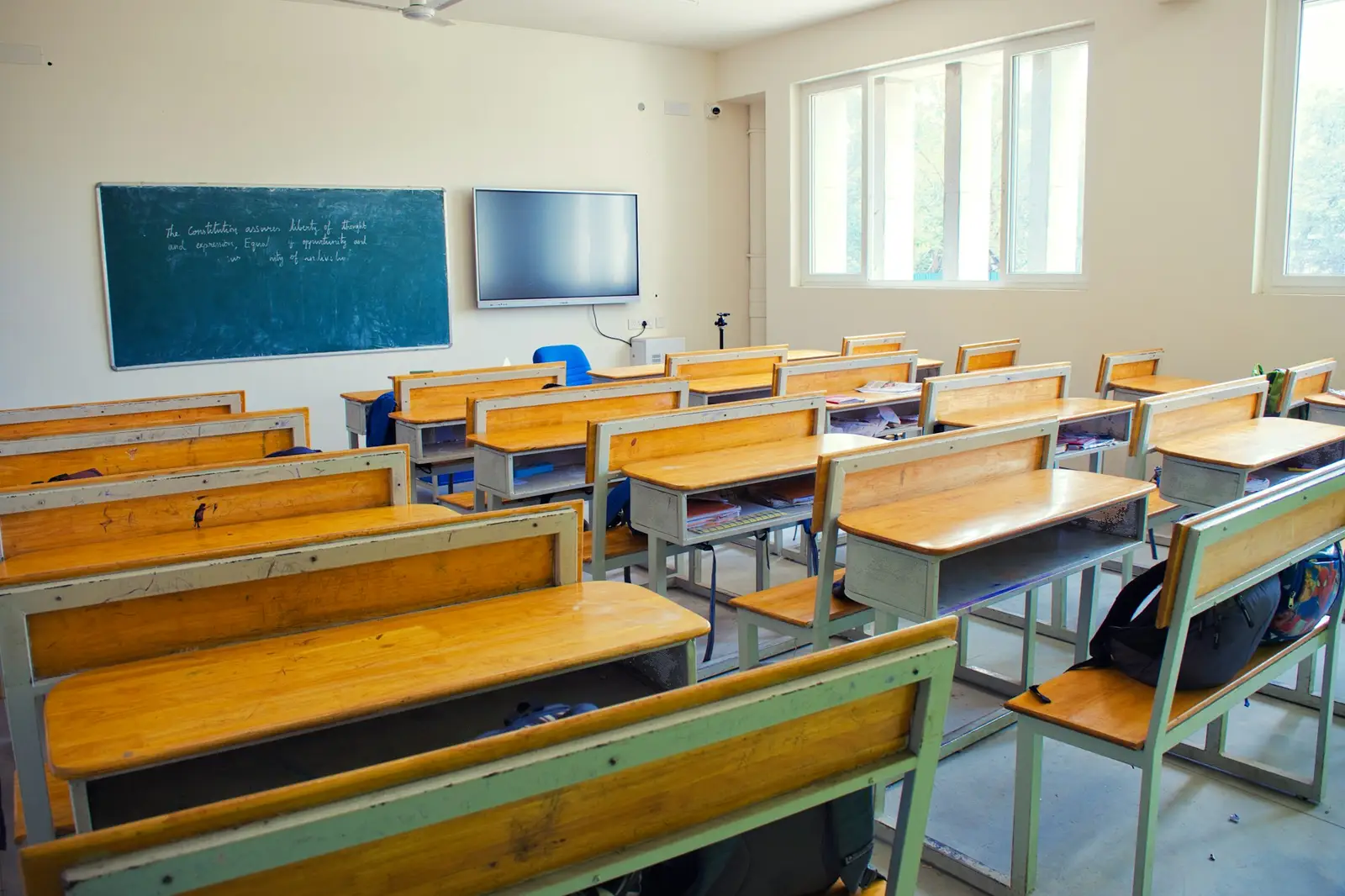 Salle de classe avec des pupitres en bois