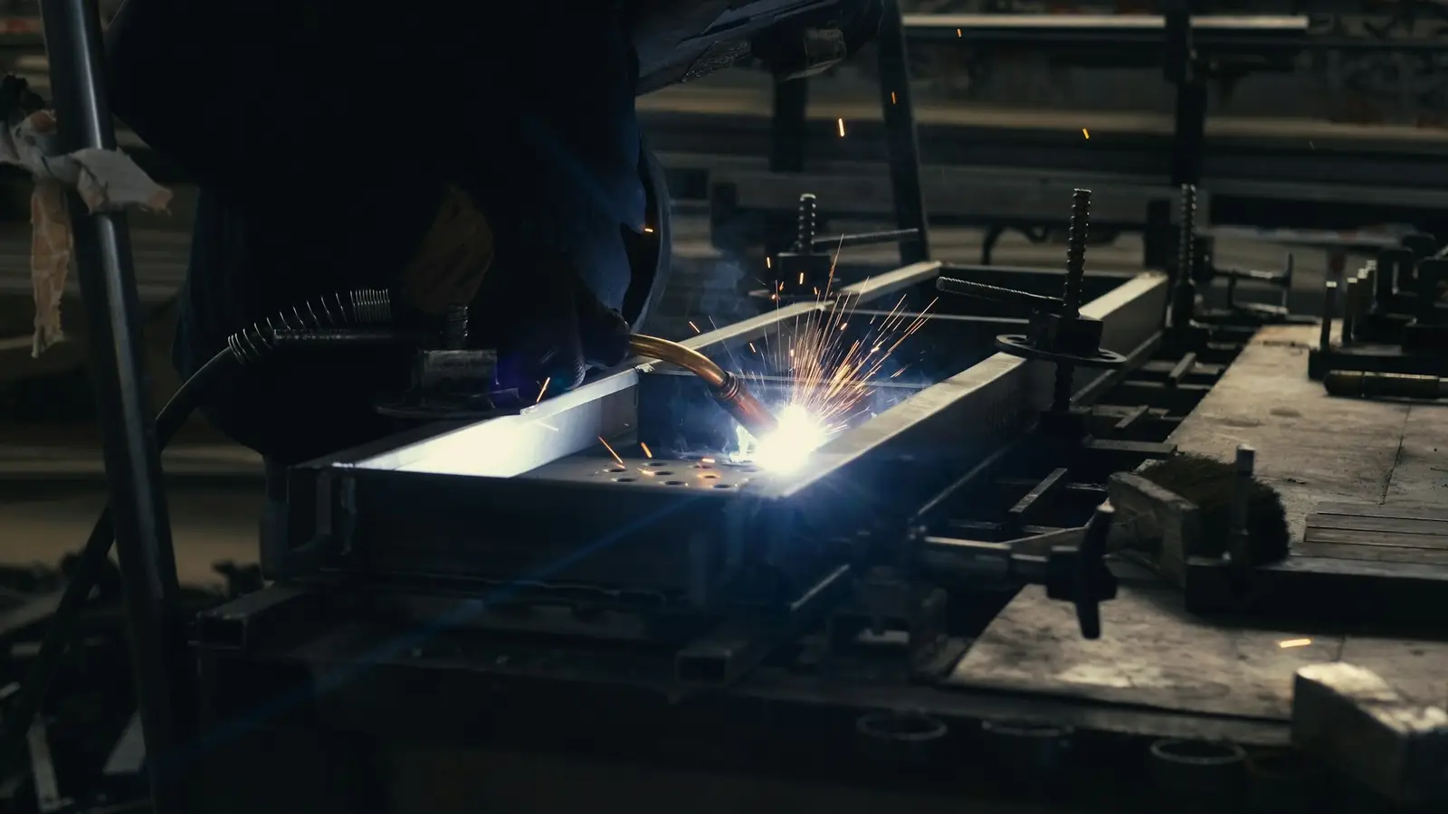 Soudeur qui travaille une pièce de métal