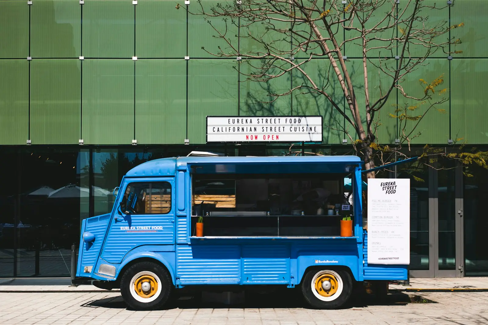 Food truck bleu dans une rue