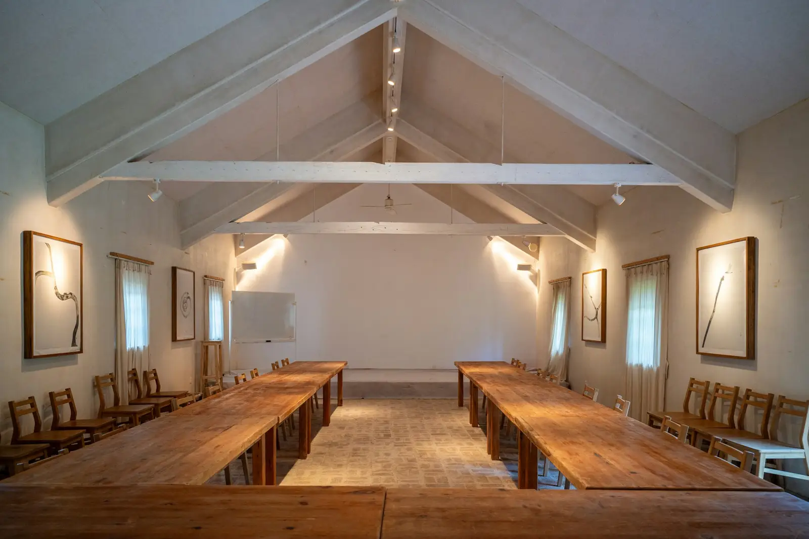 Salle de formation aux longues tables en bois